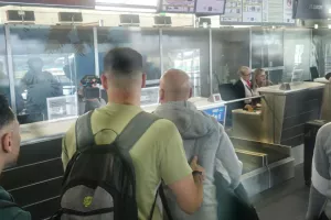(Φώτος/Βίντεο kerkida) Η άφιξη της ΑΕΚ στο αεροδρόμιο 