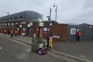 (Φώτος kerkida) Με καρότσια... έξω από το "Selhurst Park"