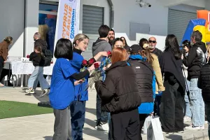 Μοίρασαν... λουλούδια!