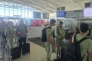 (Φώτος/Βίντεο kerkida) Η άφιξη της ΑΕΚ στο αεροδρόμιο 