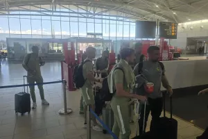 (Φώτος/Βίντεο kerkida) Η άφιξη της ΑΕΚ στο αεροδρόμιο 