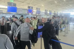 (Φώτος/Βίντεο kerkida) Η άφιξη της ΑΕΚ στο αεροδρόμιο 