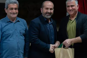 "Πετόσφαιρα στη Δερύνεια - Ένας αιώνας στο φιλέ"