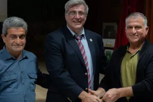 "Πετόσφαιρα στη Δερύνεια - Ένας αιώνας στο φιλέ"