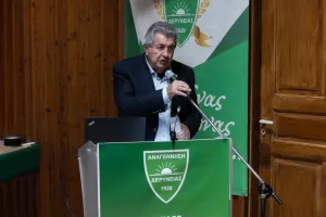 "Πετόσφαιρα στη Δερύνεια - Ένας αιώνας στο φιλέ"