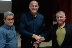 "Πετόσφαιρα στη Δερύνεια - Ένας αιώνας στο φιλέ"
