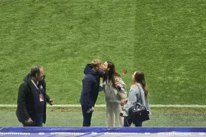 (Φώτος Kerkida) Μέσα...οι γυναίκες των παικτών του Απόλλωνα