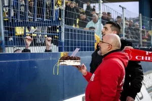 Οι οπαδοί του Πανσερραϊκού πρόσφεραν τούρτα στους φίλους του Παναιτωλικού για τα 100 χρόνια