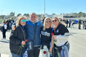 Πόζα με τριαντάφυλλα για την γιορτή της γυναίκας