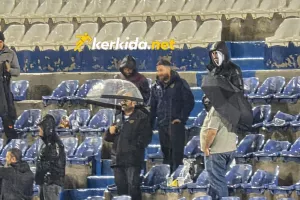 Με την ομπρέλα ο πρόεδρος!