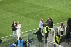 (Φώτος Kerkida) Μέσα...οι γυναίκες των παικτών του Απόλλωνα