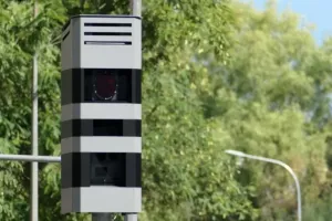 Τι αλλάζει στα πρόστιμα από τις κάμερες στα φώτα