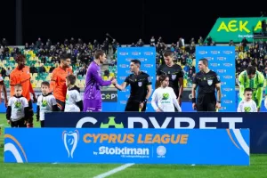 ΑΕΚ-ΑΠΟΕΛ: Τρίποντο...και στο -6 από την Ομόνοια! (φώτος)