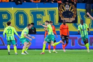 ΑΕΚ-ΑΠΟΕΛ: Τρίποντο...και στο -6 από την Ομόνοια! (φώτος)