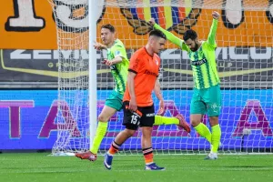 ΑΕΚ-ΑΠΟΕΛ: Τρίποντο...και στο -6 από την Ομόνοια! (φώτος)
