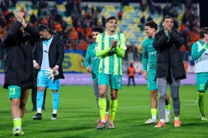 ΑΕΚ-ΑΠΟΕΛ: Τρίποντο...και στο -6 από την Ομόνοια! (φώτος)