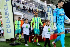 ΑΕΚ-ΑΠΟΕΛ: Τρίποντο...και στο -6 από την Ομόνοια! (φώτος)