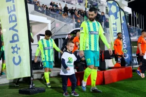 ΑΕΚ-ΑΠΟΕΛ: Τρίποντο...και στο -6 από την Ομόνοια! (φώτος)