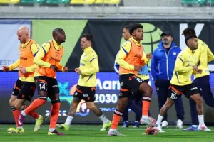 ΑΕΚ-ΑΠΟΕΛ: Τρίποντο...και στο -6 από την Ομόνοια! (φώτος)