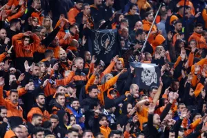 ΑΕΚ-ΑΠΟΕΛ: Τρίποντο...και στο -6 από την Ομόνοια! (φώτος)