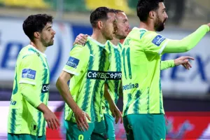 ΑΕΚ-ΑΠΟΕΛ: Τρίποντο...και στο -6 από την Ομόνοια! (φώτος)