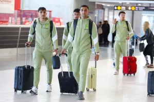 (Φώτος/Βίντεο kerkida) Η άφιξη της ΑΕΚ στο αεροδρόμιο 