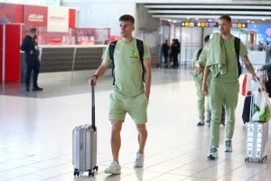 (Φώτος/Βίντεο kerkida) Η άφιξη της ΑΕΚ στο αεροδρόμιο 
