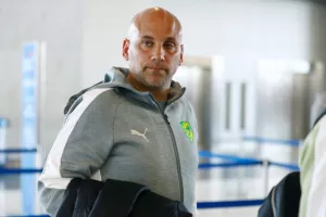 (Φώτος/Βίντεο kerkida) Η άφιξη της ΑΕΚ στο αεροδρόμιο 