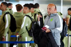 (Φώτος/Βίντεο kerkida) Η άφιξη της ΑΕΚ στο αεροδρόμιο 