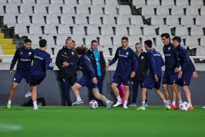 Στηρίζουμε την Εθνική μας