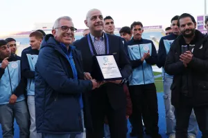 (ΦΩΤΟΣ) Τιμήθηκε η Εθνική Ενόπλων 