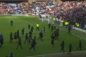 Επεισόδια σημειώθηκαν μετά το Old Firm, οπαδοί των δύο ομάδων εισέβαλαν στον αγωνιστικό χώρο
