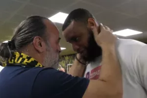 Το τετ α τετ του Ηλιόπουλου με τον Μουκουντί και τα «χέρια» με τον κόσμο στο φινάλε