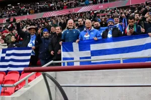 Εντυπωσιακή ατμόσφαιρα στην Puskas Arena πριν από τη σέντρα
