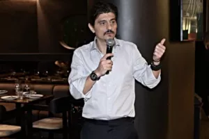 "Θέλω και τα τρία Κύπελλα - Αν τα φέρετε, έξτρα bonus 1.000.000 ευρώ"!