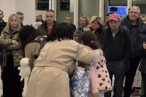 Επαναπατρίστηκαν 450 Έλληνες από το Ντουμπάι - Συγκινητικές στιγμές