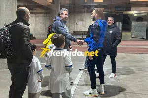 Υπογραφές... υπό το βλέμμα του μπαμπά! 