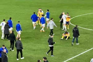 Έμεινε αρκετά λεπτά... κάτω