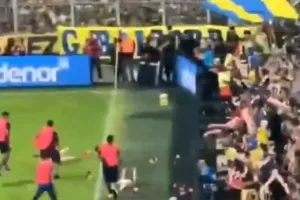 Οι οπαδοί της Ροσάριο πέταξαν φουσκωτές κούκλες με φανέλες της Νιούελς 