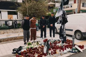 Λουλούδια και φανέλα στη μνήμη του Κλεομένη από τους παίκτες και το επιτελείο του ΠΑΟΚ