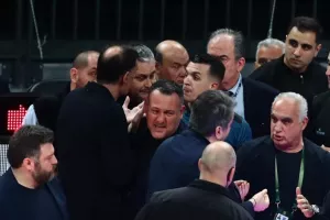 Καταγγέλλει εξύβριση του Μπαρτζώκα η ΚΑΕ Ολυμπιακός - «Μόνο ο Ναν κάνει κίνηση για κουτουλιά»