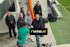 ΦΩΤΟΣ/Έπεσαν... πάνω στον Καραπατάκη!