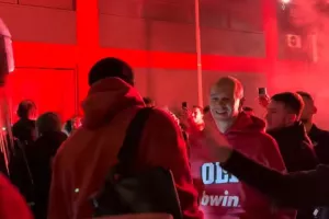 Αποθέωση για την αποστολή του Ολυμπιακού στο ΣΕΦ μετά τη νίκη στο ντέρμπι, παρών και ο Γιώργος Αγγελόπουλος