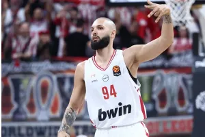 Σαρωτικός Ολυμπιακός, έσβησε... 101 κεράκια στο Παρίσι με κατοστάρα! 