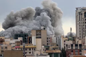 Ο Τραμπ απειλεί το Ιράν με πιο σκληρά πλήγματα αν μπλοκάρει τα Στενά του Ορμούζ -Συνεχίζονται οι επιθέσεις