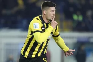 AS: «Ο Γιόβιτς απειλεί τη Ράγιο»