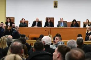 Χάος για την αίθουσα στη δίκη για τα Τέμπη, «εκτός» πολλοί συγγενείς και δικηγόροι, τα επόμενα βήματα της ακροαματικής διαδικασίας