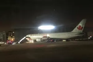 Νέα Υόρκη: 2 νεκροί από τη σύγκρουση αεροσκάφους με όχημα μετά την προσγείωσή του