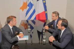 Στην Κύπρο Μητσοτάκης και Μακρόν