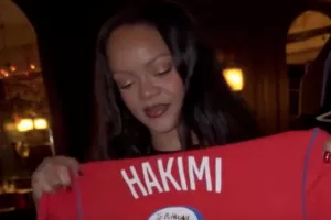Η συνάντηση του Χακίμι με τη Ριάνα στο Παρίσι, η φανέλα-δώρο και το… πείραγμα για το AFCON